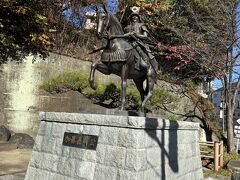 加藤嘉明公の銅像。お城の記念写真用の場所には、このよしあきクンなるキャラクターがありました。