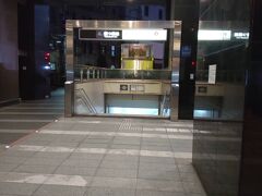 肥後橋駅3番出口。まだ6時台の為暗い。大阪駅でコインロッカーの預け、今日も身軽なポーチのみで歩きます。