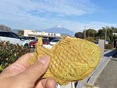 静岡県の川根茶を使った餡のたい焼きが名物です。
甘さ控めのお茶の味が美味しかったです、初めての味でした。
お店の外にテラス席があって、富士山を眺めながら食べる事ができました。