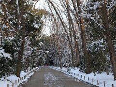 河合神社から糺の森を通って下鴨神社に向かいます。
前日は積もっていたんでしょうが、雪かきをしたのか通行する人が多かったのか、雪はほぼ溶けていて、かなり歩きやすくなっていました。
ただ、中途半端に雪が無くなっていたので、却って寒々しい印象でしたね。
