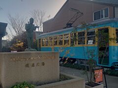 おそば屋さんのそばにかわいい電車の車両が！
報徳広場というのだそう。