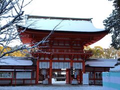 下鴨神社の楼門です。
地面の雪の状態と簡易テントが残念でしたが、朱塗りの楼門と白い雪が美しいコントラストを作っていました。