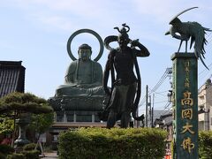 高岡駅からも徒歩圏内、街中にある高岡大仏。地元の伝統工芸を象徴する存在でもあります。