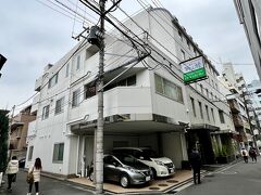 翌朝、ホテル機山館の全景です。地上6階、地下1階建。
昭和12年、武田信玄の子・仁科五郎盛信（勝頼の弟）の末裔である仁科将が山梨県より上京し、本郷に旅館を開きました。
信玄公の方号である「機山」をいただいて「ホテル機山館」としたそうです。
令和2年3月、謎めいた新型コロナウイルスが猛威を振るい出した頃、給排水管を全て交換、また老巧化していた69室のユニットバスと空調も入れ替えました。