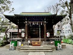 櫻木神社は、江戸築城に際して太田道灌が文明年間(1469～1487年）に菅原道真公の御神霊を京都北野天満宮より勧請したのに始まります。
その後、二代将軍徳川秀忠公の時代（1605～1623年）、湯島の高台にあった「桜の馬場」に遷座し、同地の産土神として崇敬を集めました。櫻木神社の名前の由来となりました。
元禄3年（1690年）、五代将軍徳川綱吉公が昌平坂学問所を設立するにあたり、翌年現在地である本郷の富元山 真光寺の境内に遷座しました。
明治の神仏分離令により、櫻木神社として独立しました。
昭和20年の東京大空襲によって社殿は焼失、昭和34年（1959年）に社殿を再建しました。