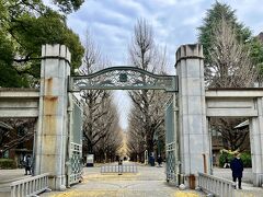 もう少し北に東京大学の正門があります。
約45年ぶり位に東大のキャンパスに入りました。入学するのは難しいですが、立ち入りは誰でもできます。
明治45年（1912年）完成、設計は伊東忠太氏、国登録有形文化財。
