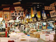 アウガ新鮮市場

この市場　面白かったですよ～。
海産物や野菜、お菓子、お酒など、美味しそうなものがズラリと並ぶ！
