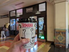 キオスク「TRIMANA」でコーヒー買ってもう少し駅舎を歩いてみます。
