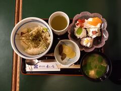 枝豆も入っていたおこわの定食。ミニクレープのデザート付き