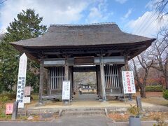 国分寺の茅葺屋根の八脚門という仁王門