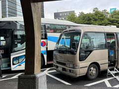 ★翌13:30
翌日は天気がイマイチなこともあり、11時のチェックアウト後も駅ビルに篭ってひと作業。そして13:30にホテル観洋さんへ向かう送迎バスに乗車。平日なのに大型バス2台体制だなんて、人気がありますねぇ。