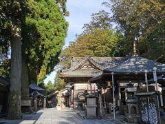 本殿が見えます
お参りをして、おみくじ引きました

昔に引いた時は上・中・下みたいな感じで
「下の下」を引いて衝撃過ぎて
強烈に記憶にありますが
今回は「小吉」と普通になってました(*‘∀‘)

クーポンで開運お守りを頂きました

思ったより時間が経ってます
リフトの最終時間もあるので
ゆっくりと帰るとします