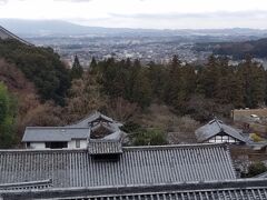 ☆夫が感動したという二月堂からの眺めだが、薄曇りでぼんやり～

☆「お水取り」で有名な東大寺の二月堂では、毎年3月1日―14日まで「お水取り」行事を行う。どうせなら、二月に行えば覚えやすいけど～

☆過去の罪を懺悔する為に若狭井で汲み上げられた水を「お香水」として納める～なんでも若狭の神がかつて行事に遅刻して以来の決め事らしいが・・・