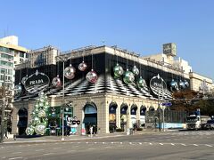 韓国ソウル・狎鴎亭ロデオ『Galleria』

高級デパート『ギャラリア百貨店 名品館EAST』の外観の写真。

「プラダ」のデコレーションでこちらの方が映えってます。