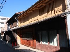 登録有形文化財 木村邸。
明治14年に建てられた、木造2階建て本瓦葺切妻造りの古民家です。