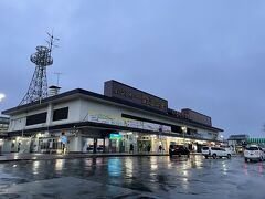 朝の一ノ関駅　あいにくの雨