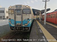 鳴門駅

始発で板東駅に向かいます。
昨晩の終列車が右側に止まっています。
乗車したのはキハ40形2000番台のキハ40 2142です。


2000番台：https://ja.wikipedia.org/wiki/%E5%9B%BD%E9%89%84%E3%82%AD%E3%83%8F40%E7%B3%BB%E6%B0%97%E5%8B%95%E8%BB%8A_(2%E4%BB%A3)#2000%E7%95%AA%E5%8F%B0
キハ40 2142：https://raillab.jp/car/69119