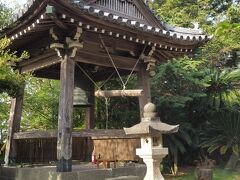 霊山寺 鐘楼

山門を入ってすぐ左手の手水舎で身を清め、その奥にある鐘楼の鐘を撞きます。