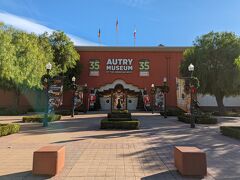 バスを乗り継いで、グリフィスパーク内にある「AUTRY MUSEUM」にやってきました。
ここはウエスタン関連の展示物が並ぶ興味深いミュージアムで、ロサンゼルス観光において、はっきり言ってマイナーな存在ではありますがオススメです。