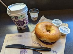 あんまり食欲はないけど、お薬のむために近くの「The Coffee Bean & Tea Leaf」でベーグルとコーヒーの朝ごはん。
そのあとはHollywood/Western駅前のROSSやMarshallsやRalphsでお買い物。