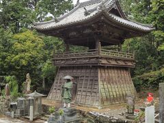 熊谷寺 鐘楼

駐車場脇の道を上り、中門(二天門)を潜った先にあります。
入り口に鍵がかかっていて撞くことは出来ません。
鐘楼の対面に手水舎があります。