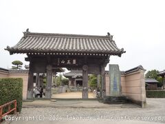 [第15番]國分寺 山門

慈眼寺の境内を東に下りて北に向かい、最初の二股を左、五差路を左前、次を左折、左に興禅寺を見て右折して進むと山門正面に出ます。
手水舎は山門を入って右手、鐘楼は山門を入って左手にあります。


國分寺：https://88shikokuhenro.jp/15kokubunji/
興禅寺：https://ja.wikipedia.org/wiki/%E8%88%88%E7%A6%85%E5%AF%BA_(%E5%BE%B3%E5%B3%B6%E5%B8%82)