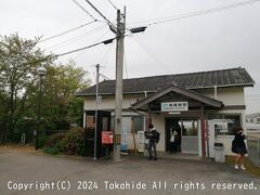 地蔵橋駅

電柱の先を右斜め前に入り、用水路沿いの道を進んで県道136号に出ます。
犬山踏切を渡り、橋を渡った先を右に進んで県道168号を右折し立ち寄りました。
無人駅ですが旧事務室跡に交流スペースが設けられていることもあり、木造の駅舎が残っています。


地蔵橋駅：https://ja.wikipedia.org/wiki/%E5%9C%B0%E8%94%B5%E6%A9%8B%E9%A7%85
県道136号：https://ja.wikipedia.org/wiki/%E5%BE%B3%E5%B3%B6%E7%9C%8C%E9%81%93136%E5%8F%B7%E5%AE%AE%E5%80%89%E5%BE%B3%E5%B3%B6%E7%B7%9A
県道168号：https://ja.wikipedia.org/wiki/%E5%BE%B3%E5%B3%B6%E7%9C%8C%E9%81%93168%E5%8F%B7%E5%9C%B0%E8%94%B5%E6%A9%8B%E5%81%9C%E8%BB%8A%E5%A0%B4%E7%B7%9A
交流スペース：https://web.archive.org/web/20140709024930/http://www.topics.or.jp/localNews/news/2014/07/2014_14043638151011.html