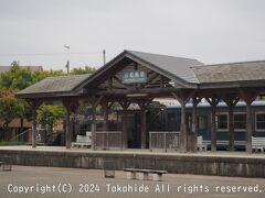 小松島駅

小松島駅の手前にあった操車場だった場所が再開発で小松島ステーションパークになり、その西側のSL記念広場に90度向きを変えて開業当時の駅舎が再現されています。


小松島駅：https://ja.wikipedia.org/wiki/%E5%B0%8F%E6%9D%BE%E5%B3%B6%E9%A7%85
小松島ステーションパーク：https://www.city.komatsushima.lg.jp/komatsushima-navi/spots/5161.html
