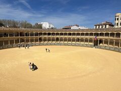 ロンダ闘牛場に到着です
…広い！！
ロンダ闘牛場は1785年に完成しており、スペインの闘牛場の中ではかなり古い部類です。現在闘牛場としては利用されていませんでしたが、なんと2011年まで現役だったそうです