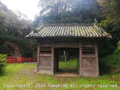 [第18番]恩山寺 山門(仁王門)

恩山寺前バス停の先を右折し、『民宿ちば』斜向かいの細い道を入ります。
山門は再び車道が近づいてくるあたりにひっそりと建っています。
そのまま細い道を進みます。


恩山寺：https://88shikokuhenro.jp/18onzanji/
恩山寺前：https://busmap.info/busstop/205075/
民宿ちば：https://min88.jp/inn/674/