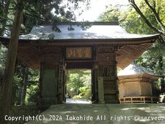 [第20番]鶴林寺 山門(仁王門)

復路は「さかもと」の案内に従って山道を通り、坂本トンネルの先に出ました。
そこから往路を戻り、勝浦川に架かる横瀬橋を渡って右折し大井堰の碑のある所を左折、突き当りから遍路道(裏参道)に入り山道を登っていくと山門の前に出ます。
昨晩泊まった地区から鶴林寺への遍路道(表参道)は第二の遍路転がしと言われていますが、どちらがキツいのでしょう？
山門右奥は六角地蔵堂です。
六角地蔵堂の先を右に上ると鐘楼堂がありますが撞くことは出来ません。


鶴林寺：https://88shikokuhenro.jp/20kakurinji/
さかもと：https://fureainosato.net