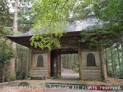 [第21番]太龍寺 山門(仁王門)

雨が止んだので坂を下って突き当りの県道19号を右折し、次を左折して県道283号に入り那賀川に架かる水井橋を渡ります。
二股を左の県道282号に進み、直ぐ右折して若杉谷川沿いの遍路道に入ります。
第三の遍路転がしを上ると登録有形文化財に指定されている山門の少し下に出ます。


太龍寺：https://88shikokuhenro.jp/21tairyuji/
山門：https://bunka.nii.ac.jp/heritages/detail/284679
県道19号：https://ja.wikipedia.org/wiki/%E5%BE%B3%E5%B3%B6%E7%9C%8C%E9%81%9319%E5%8F%B7%E9%98%BF%E5%8D%97%E9%B7%B2%E6%95%B7%E6%97%A5%E5%92%8C%E4%BD%90%E7%B7%9A
那賀川：https://ja.wikipedia.org/wiki/%E9%82%A3%E8%B3%80%E5%B7%9D
水井橋：https://www.pref.tokushima.lg.jp/bridge/tokushima_bridge/nakagawa.html/2015021000470/
県道282号：
若杉谷川：https://ja.wikipedia.org/wiki/%E8%8B%A5%E6%9D%89%E8%B0%B7%E5%B7%9D