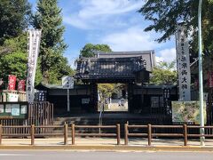 《輪王寺両大師堂》山門付近
「東漸院」から道を戻ると目の前に、立派な建物がそびえ立っています。「寛永寺輪王殿」で、並ぶようにして「輪王寺両大師堂」があります。実は、これが「輪王寺両大師堂」かと思い、間違えて、「寛永寺輪王殿」に入ってしまいました。「寛永寺輪王殿」の山門もすごく立派で奥に大きな建物があったので、これが「輪王寺両大師堂」かと思い入ってみると「寛永寺輪王殿」でした。「寛永寺輪王殿」と「輪王寺両大師堂」の間に小さな門がありそこからどちらへも通行可能でした。実は、この門はだだの門でなく、「幸田露伴旧宅の門」で、谷中にあったものをここに移築したものです。さて、もう一度外へ出て「輪王寺両大師堂」の山門から入りました。「山門」の柱の右側には「両大師」、左側には「東叡山寛永寺 開山堂」の文字が刻まれていました。何故かと言うと、「輪王寺両大師堂」は、東叡山の開山である「慈眼大師天海大僧正」と「慈惠大師良源大僧正」の二人をお祀りしているからです。そのことから、一般に「両大師」と呼ばれています。入るとすぐ右手に「阿弥陀堂」があり、その中には三体の像が安置されていました。左から「地蔵菩薩立像」、真ん中が「阿弥陀如来坐像」そして左が「虚空蔵菩薩坐像」です。その隣には「鐘楼」、「手水舎」そして「本殿」があります。また、「本堂」に向かって左手には二千年以上の歴史ある古代「大賀蓮」の植え込みもありました。「輪王寺両大師堂」は、「上野公園」からほんの少し離れているので、静かで落ち着ける場所になっています。