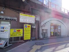 バスは30分毎に出ているので当日券を買えばいいか、と予約はしていません。
11時に当日券売り場に着いて11時半の便が買えました。



