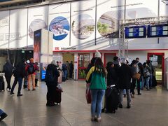 ミュンヘン駅へ。。。
なぜなら・・・やっと大雪から復旧したはずのミュンヘンからザルツブルク間なのに。。。
12月8日、ストを行うと。。。北部だけの予定だったのが全土になるようなことニュースで言ってて。。。
ザルツブルクストップオーバーで取ってるのでそこまでをキャンセルできないかな？と行列に並ぶ。。。中に入れた後もまた番号札配られて待つ。
で・・・相談したら通しのチケットだから一部キャンセルはできない。
キャンセルの手続きしてもらったらIBAN番号（欧州の国際口座番号）が必要とか手続き結局続行できず。。。オンラインでもできるとのことなのでキャンセルをキャンセル。