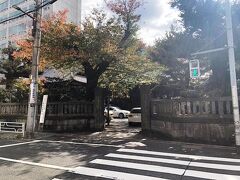 《護國院》外観
「輪王寺両大師堂」の次は、東叡山寛永寺の子院「護國院」へ向かいます。徒歩11分、距離にして800ｍほどです。「輪王寺両大師堂」のを出て、「都道452号線」を右方向に620ｍほど進みます。「東京国立博物館」の前を通り、「東京藝術大学」の先の十字路を左折します。100ｍほど道沿いに直進すると「護國院」の「正門」が左手にあります。東叡山寛永寺の子院は、「寛永寺輪王殿」の裏手(北側)の一角に15か所ある子院と、「上野桜木から上野公園」にかけて4か所に点在している子院とに大きく大別され、「護國院」は、「上野桜木から上野公園」にかけて4か所に点在するその一つです。私が見た19か所の東叡山寛永寺の子院の中で一番のお薦めです。「護國院」は、寛永2年（1625年）、天海僧正が東叡山寛永寺を開山したのと同時に、「天海僧正」の命により東叡山寛永寺最初の子院として「生順」が創建したものです。宝永6年（1709年）に現在地に移転し、「谷中七福神」の「大黒天」となっています。19か所の子院の中で、一番見るべきものがたくさんあるお寺です。「本堂」も大きく、能の舞台のような「楽堂」、「手水舎」、「大黒天像」、「お御籤とお御籤掛け」など盛りだくさんです。
【東叡山寛永寺の子院「護國院」の概要】
?　所在地…〒110-0007　東京都台東区上野公園10-18
?　アクセス…東京メトロ「根津」駅1番出口から徒歩8分600ｍ
