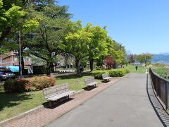 釜口水門の北側の岡谷湖畔公園。湖畔に面して大きな広場や、プールなどの施設があります