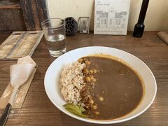 途中で素敵な雰囲気の古民家カフェを発見。ちょうどお腹もペコペコだったので、ランチにカレーを頂きました。