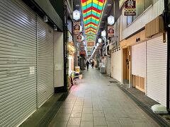 錦市場もチラッと見たけれど、朝の8時半前後は人が少ないですね～
お店も未だ準備中でシャッターを下ろされている所も多いです。。
