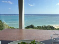 昼に那覇到着。初日だけ快晴なので急いで海の見える場所へ。cafe lodgeがお休みだったので近所のcafeやぶさちでランチ。沖縄の青い海が広がっています。ヴィーガンではないけどヴィーガン用の野菜パスタ。めっちゃ美味しかったです。