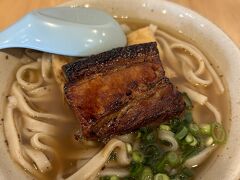 島豚屋で沖縄そば。ラーメンのようなとありましたが、気持ち程度でくどくなく美味しかった。