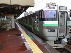 　12時52分発・北海道医療大学行きの電車は、昼間にも関わらず６両編成でした。前３両が731系、後ろ３両が733系の異種併結で、まずは733系に乗車。
　長い編成のおかげで、ゆとりの着席です。
