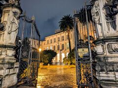 ここは、映画ローマの休日の中で、アン王女が滞在していた大使館、という設定だった場所らしい。
Googleの口コミに書いてあった。

バルベリーニ宮 (Palazzo Barberini)