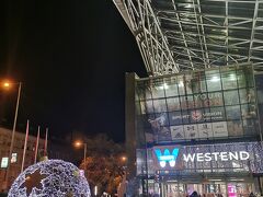 ブダペスト西駅は、WESTENDという大型のショッピングモールが併設されているので、お土産や食料などの買い忘れがあればここでなんでも調達できます。
これから14時間の長旅に備え、スーパーで水やパンなどを買い込みました。