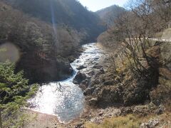 箒川が岩で挟まれて川幅が狭くなって、川の流れが速くなっている場所があります。