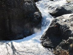 布滝
急流部分が布滝なんですね！水しぶきが見えます。
白布をさらしているように見えることから布滝と呼ばれたそうです。