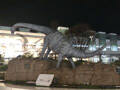 ＪＲ福井駅の西口ロータリーにいる恐竜
