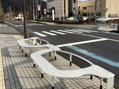 メガネストリートの歩道に設置されたベンチも、白フレームの眼鏡！！
