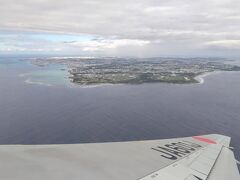 那覇空港へ降下。