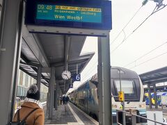 3日目　12月8日
前の旅行記に書いたけど、この日はドイツ鉄道の労働者スト。
全土のドイツ鉄道がほぼ運休。。。
そして日本と違い他社へ振替はなし。

ということで、前日、ザルブルクに行けないのは困ると同じレールを間借りして運行しているWestbahnの2等車を予約。
LCCで間借りして運行していることもあるのかホームはメイン入って左手の奥、
一番左のホームの奥まで行くと更にホームがあるところ。

改札はないけれど、この日は振替できると思ってきちゃう人が多いのか、
ドイツ鉄道や他社のチケットじゃ乗れないからねとチケットチェックしながら駅員さんが対応してた。